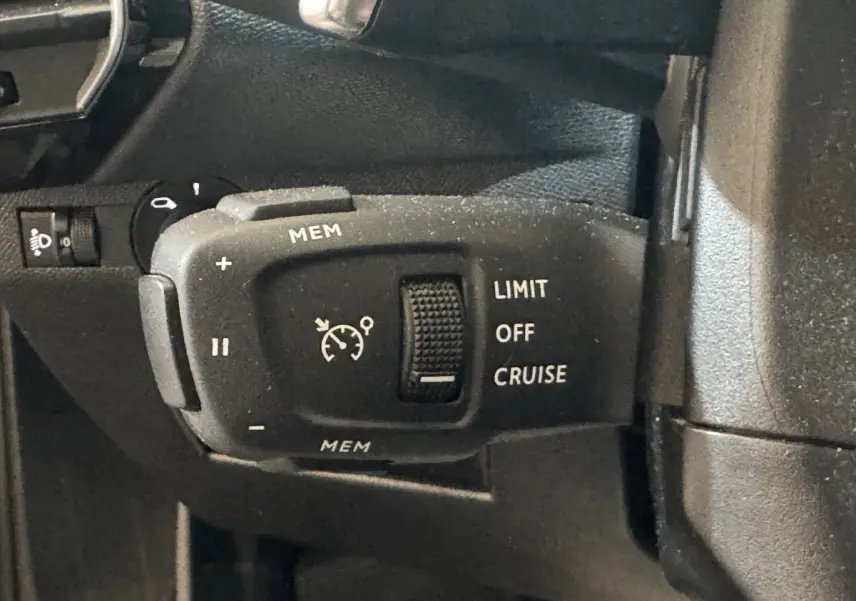 Gros plan sur la commande de régulateur de vitesse du DS7 Crossback gris foncé, avec bouton MEM et options LIMIT, OFF, CRUISE.