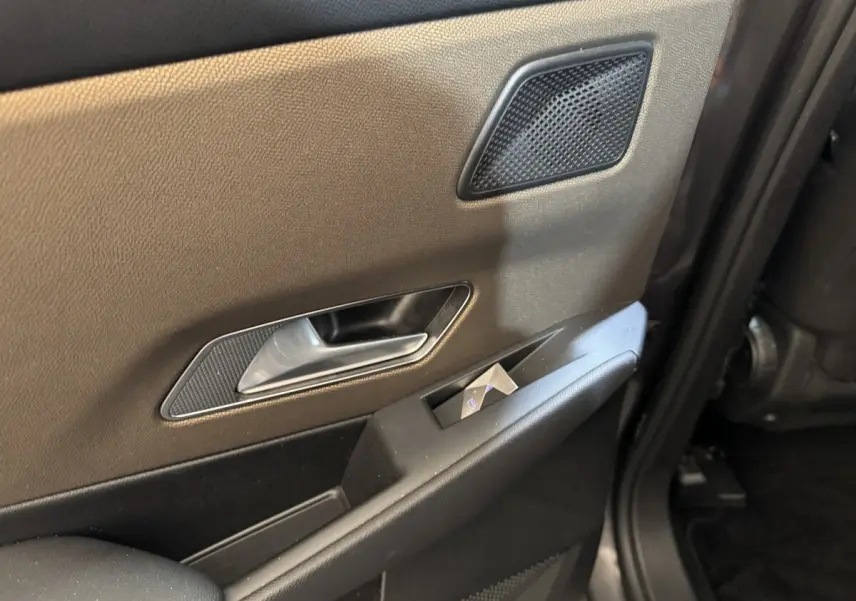 Gros plan sur la porte intérieure côté gauche du DS7 Crossback 2020, avec garniture beige et commandes de vitre.