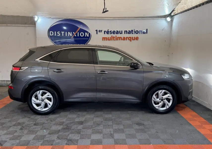 Vue profil droit du DS7 Crossback gris foncé 2020, avec jantes alliage et rétroviseurs électriques rabattables.