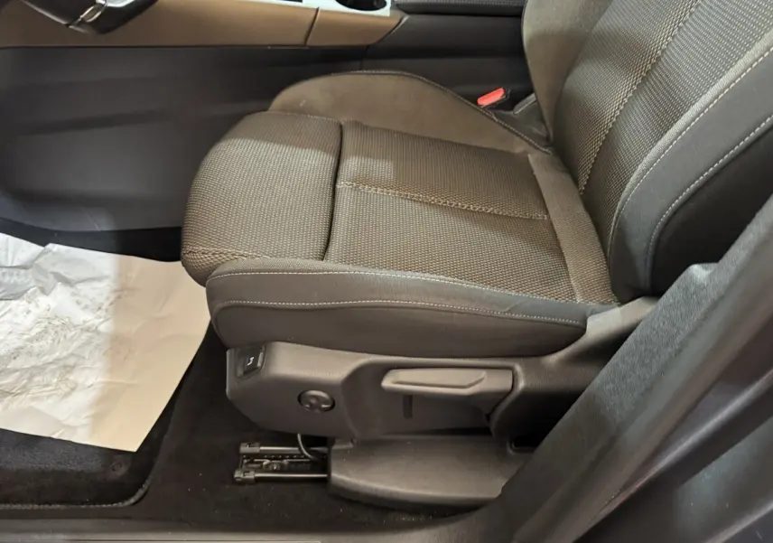 Gros plan sur le siège conducteur gris foncé du DS7 Crossback 2020, montrant les commandes de réglage manuel.