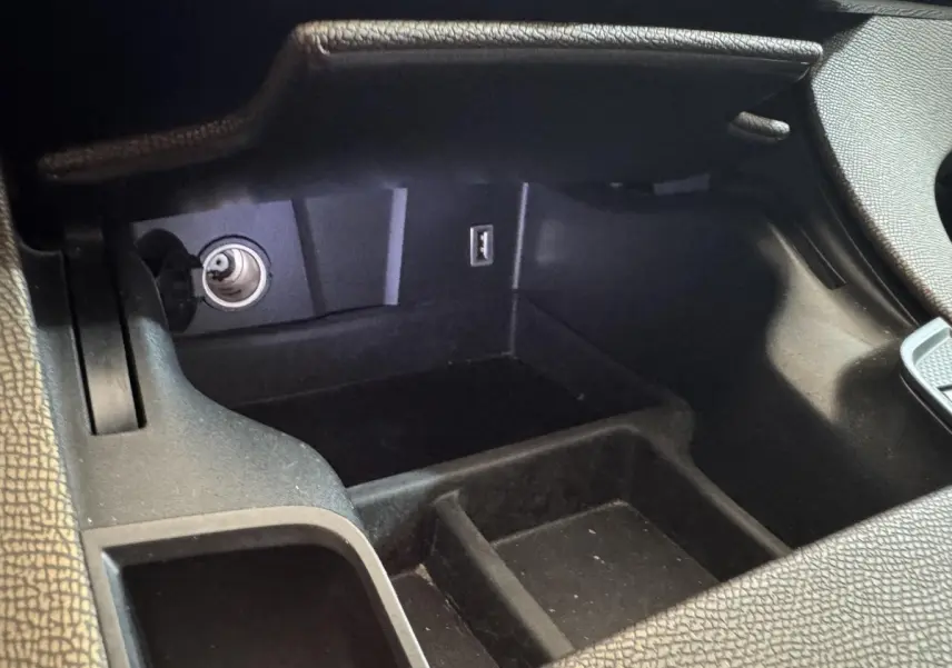 Vue rapprochée de la console centrale noire du DS7 Crossback 2020, montrant prise 12V et port USB intégrés.