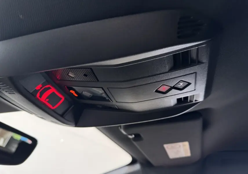 Vue intérieure du plafonnier noir avec commandes et voyants rouges du DS7 Crossback PureTech 130 gris foncé 2020.