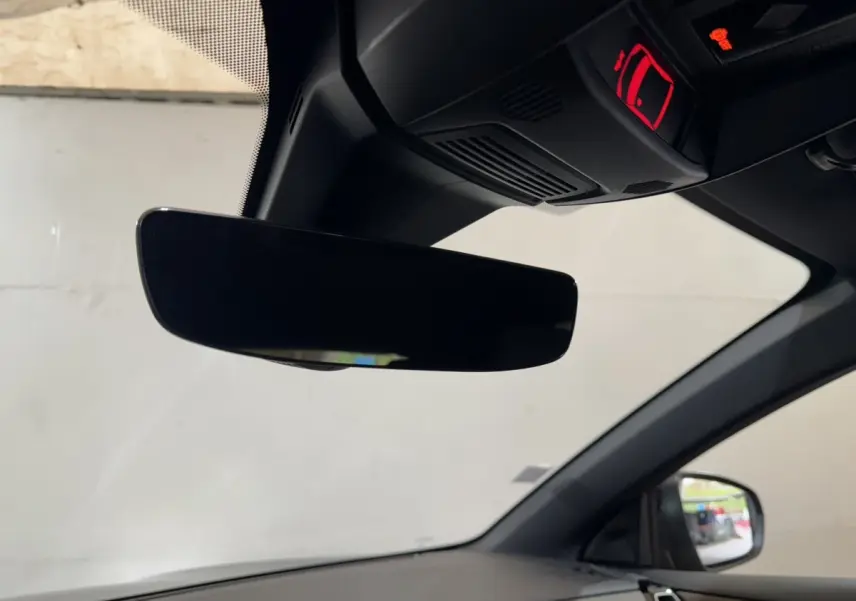 Vue intérieure du rétroviseur central et du pare-brise côté droit d’un DS7 Crossback gris foncé de 2020.