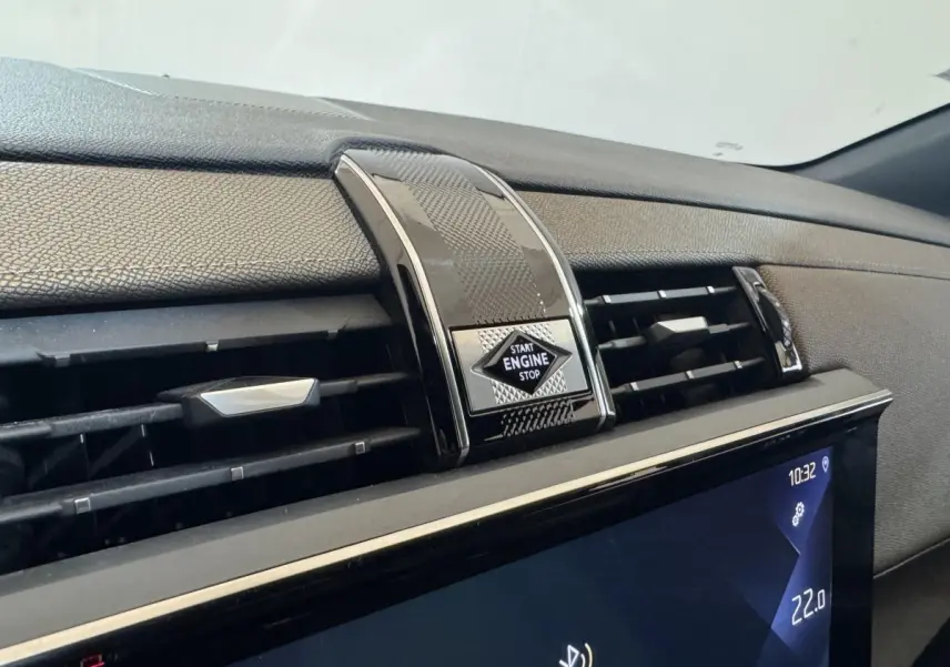 Détail du tableau de bord gris foncé du DS7 Crossback 2020 avec bouton Start Engine Stop et écran tactile.