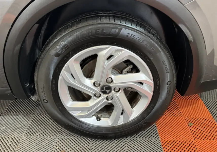 Gros plan sur la roue avant droite du DS7 Crossback gris foncé, jante alliage et pneu Michelin visible.
