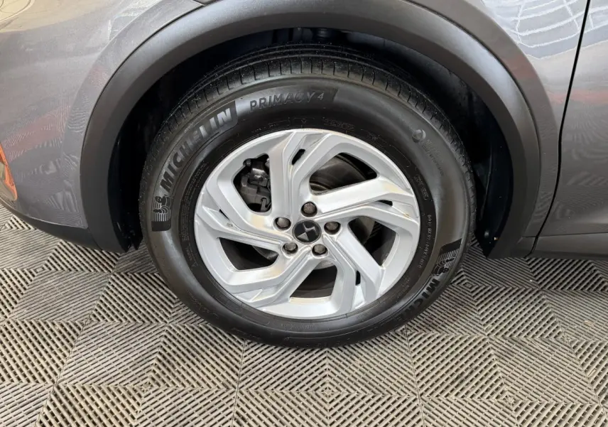Gros plan sur la roue avant droite gris foncé du DS7 Crossback avec jante alliage et pneu Michelin Primacy 4.