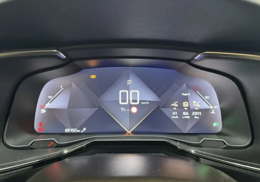 Tableau de bord numérique du DS7 Crossback 2020 affichant la vitesse et les indicateurs, vue frontale rapprochée.