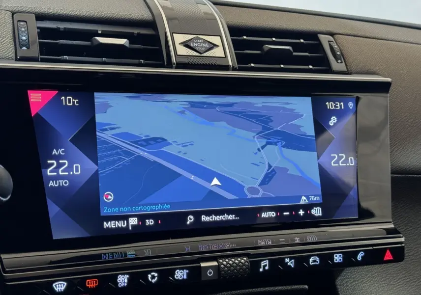 Écran tactile 12 pouces du système de navigation 3D dans l'habitacle du DS7 Crossback gris foncé.