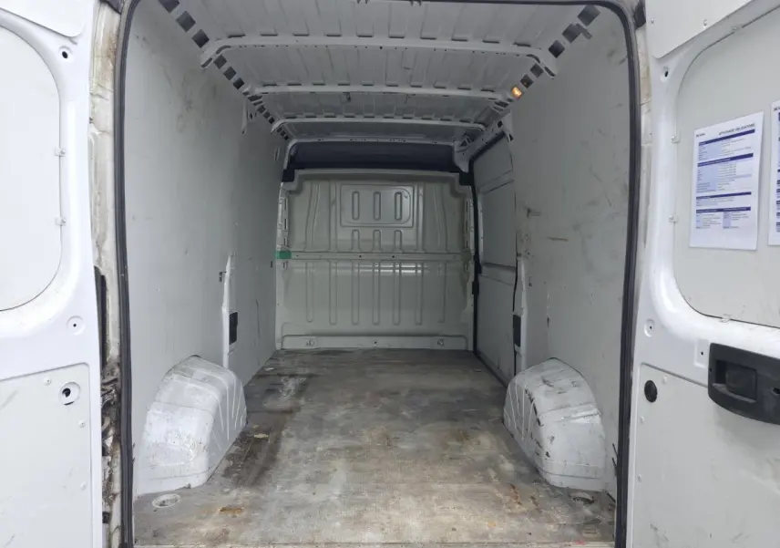 Vue intérieure arrière du Peugeot Boxer Fourgon blanc 2022 montrant la cellule de chargement vide avec 10 anneaux d'arrimage.