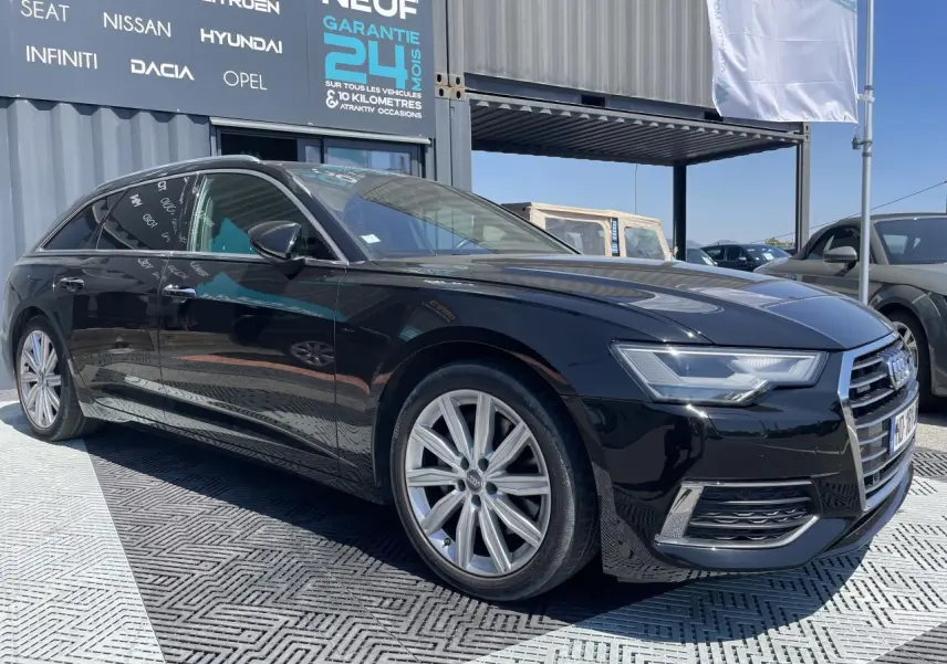 Audi A6 V Avant noir métal vue 3/4 avant droit avec jantes aluminium 10 branches et phares Full LED.