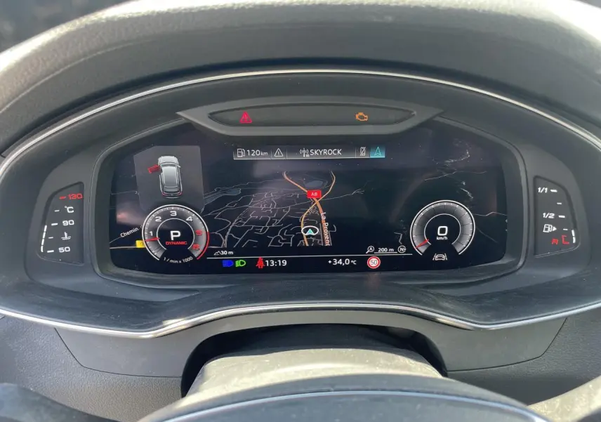 Tableau de bord numérique de l'Audi A6 2019, affichage navigation et compte-tours en vue frontale.
