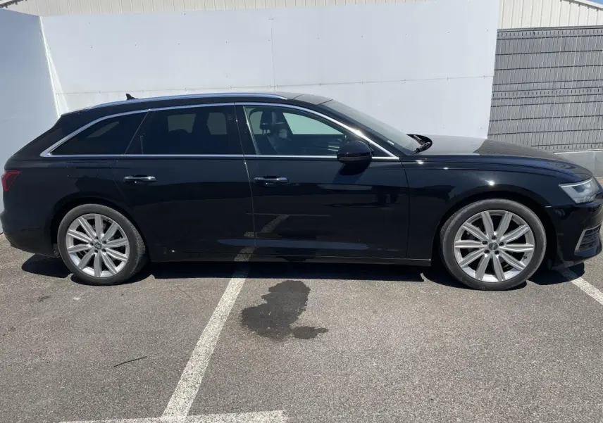 Audi A6 Avant noir métal vue de profil côté gauche, avec jantes aluminium 10 branches et vitres surteintées.