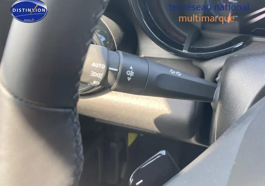 Gros plan sur la manette de clignotant et feux, intérieur de l'Alfa Romeo Junior 1.2 hybride 2026.