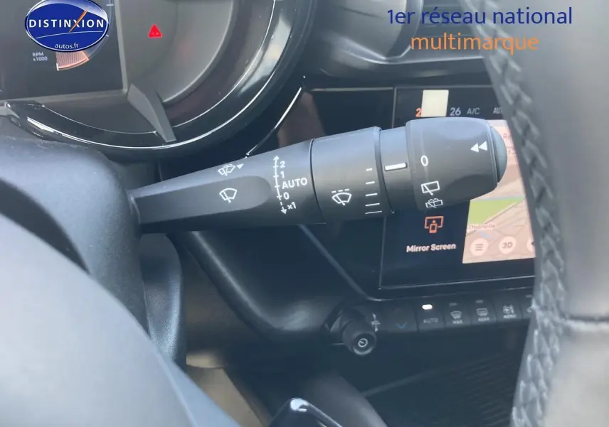Vue rapprochée du commodo d’essuie-glace côté gauche dans l’habitacle gris/noir de l’Alfa Romeo Junior 2026.