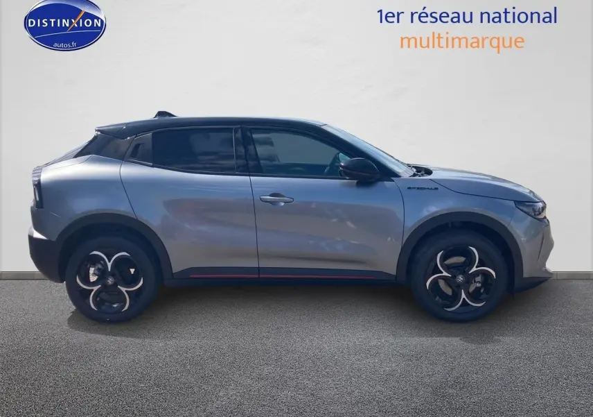 Vue latérale droite d'une Alfa Romeo Junior 1.2 hybride gris t/noir avec jantes alliage et vitres teintées.