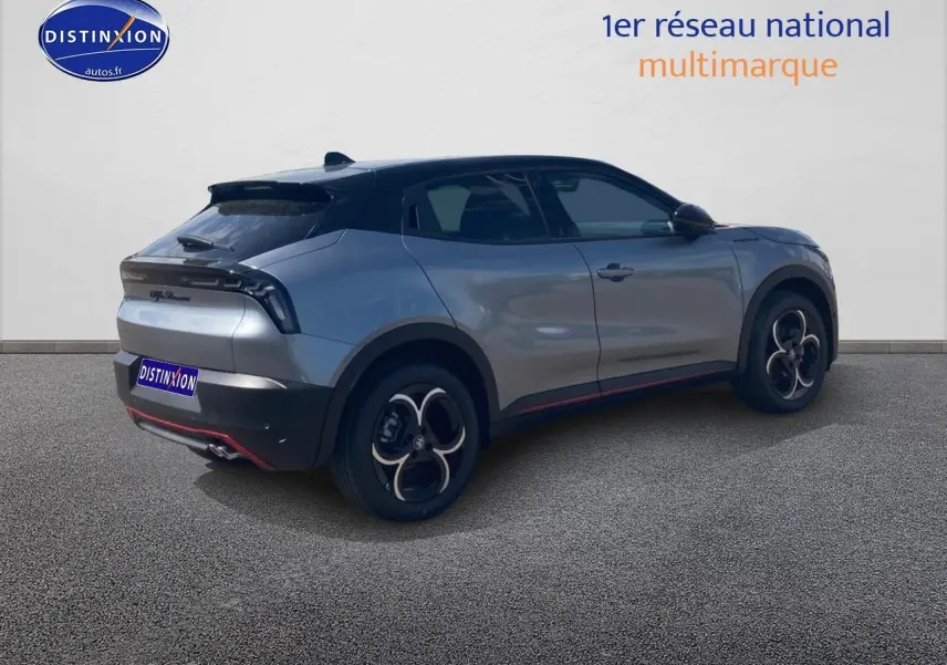 Vue 3/4 arrière droite d'une Alfa Romeo Junior 1.2 hybride gris et noir avec jantes alliage et hayon électrique.