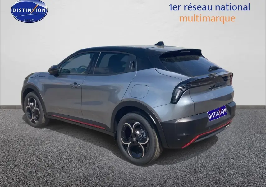 Vue 3/4 arrière droite d'une Alfa Romeo Junior 1.2 hybride gris et noir avec jantes alliage et feux arrière LED.