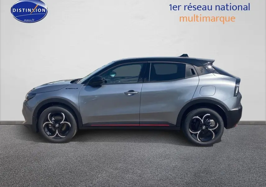 Vue latérale droite d'une Alfa Romeo Junior 1.2 hybride gris métallisé avec jantes en alliage et toit noir.