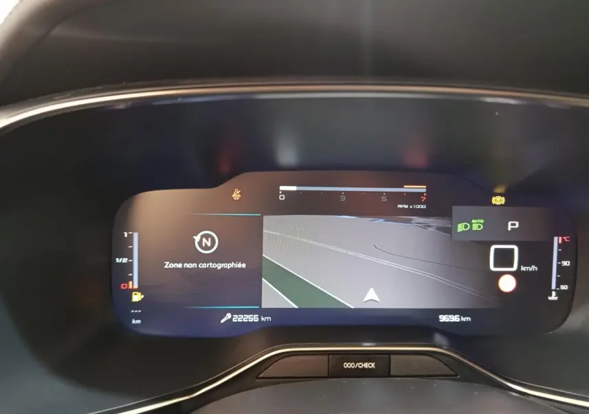Vue rapprochée du combiné d'instruments numérique du Citroën C5 Aircross noir, affichant la navigation et les indicateurs.