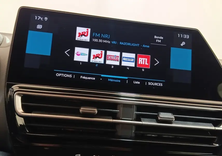 Écran tactile central affichant les radios FM dans l'habitacle du Citroën C5 Aircross noir, vue de face rapprochée.