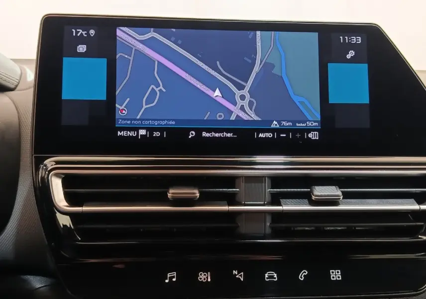 Écran tactile central affichant la navigation 3D du Citroën C5 Aircross 2024, intérieur noir moderne.
