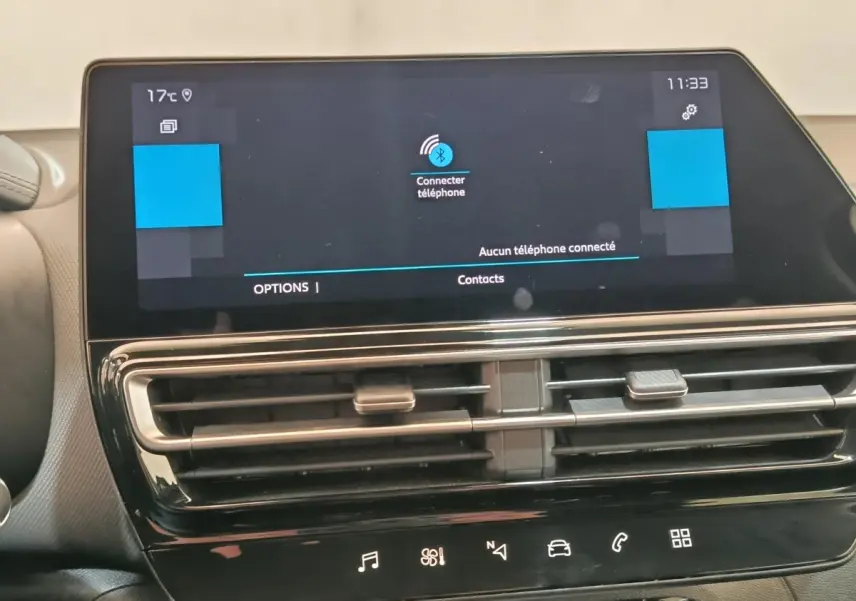 Vue rapprochée de l’écran tactile central noir du tableau de bord du Citroën C5 Aircross 2024, affichant la connexion Bluetooth.