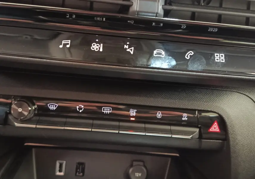 Détail du tableau de bord noir du Citroën C5 Aircross 2024 montrant les commandes tactiles et prises USB 12V.