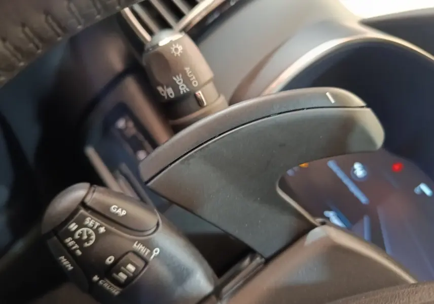 Gros plan sur la commande multifonctions et levier de vitesse au volant du Citroën C5 Aircross noir 2024.