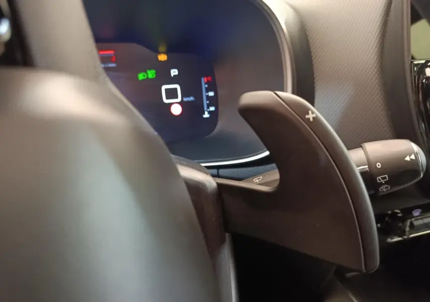 Gros plan sur la palette de changement de vitesse droite du volant dans l’habitacle noir du Citroën C5 Aircross 2024.