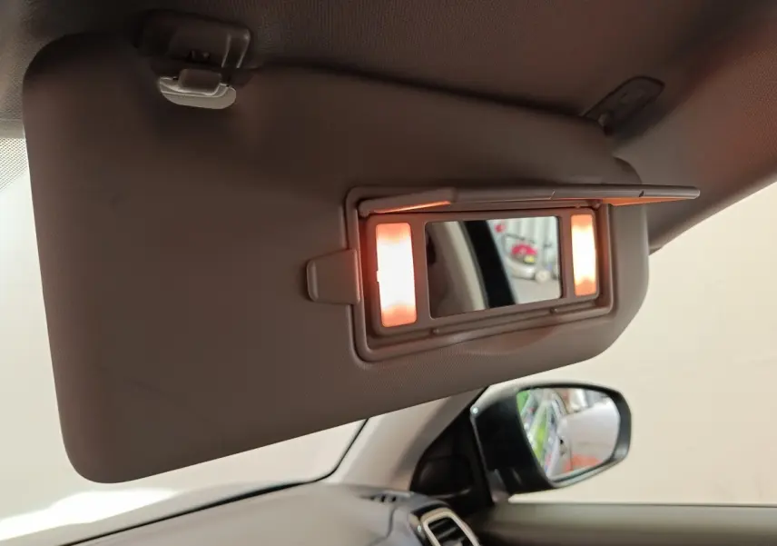Miroir de courtoisie éclairé sur pare-soleil côté conducteur dans l’habitacle d’un Citroën C5 Aircross noir 2024.