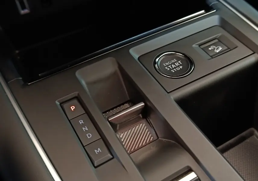 Gros plan sur la console centrale noire du Citroën C5 Aircross 2024 avec bouton start/stop et sélecteur de boîte auto.