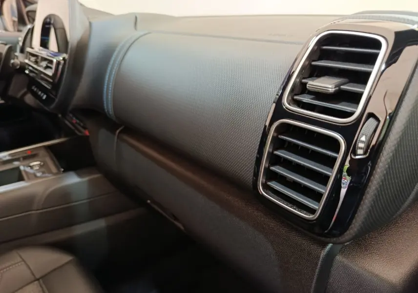 Vue intérieure du tableau de bord côté passager du Citroën C5 Aircross 2024, finition noire avec aérateurs chromés.