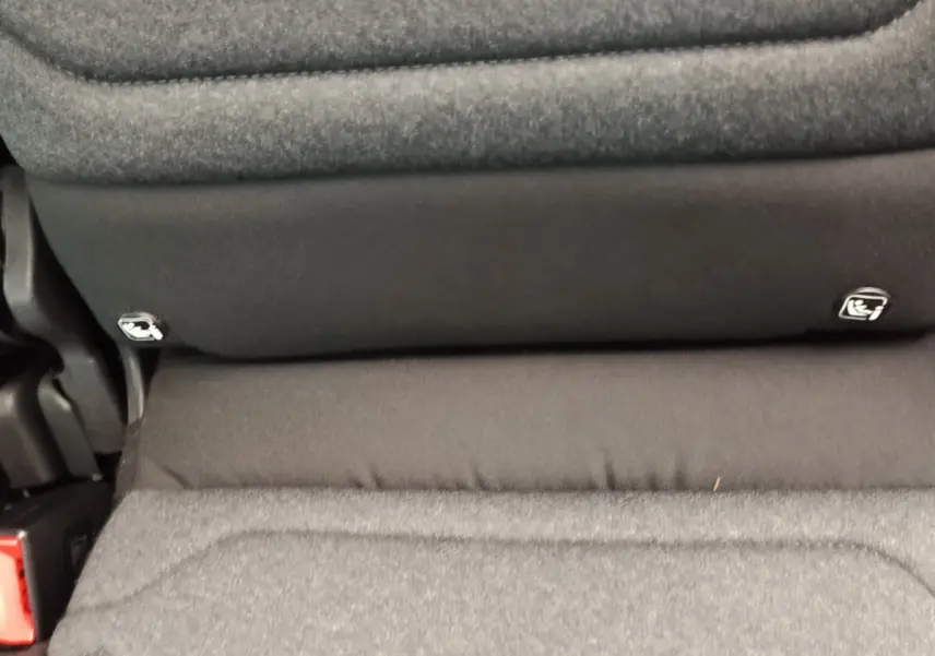 Détail de la fixation Isofix sur la banquette arrière en tissu gris du Citroën C5 Aircross 2024.