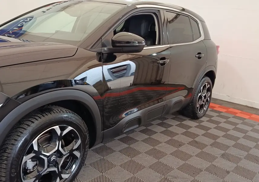 Vue côté droit en 3/4 arrière d'un Citroën C5 Aircross 2024 noir avec jantes alliage au design moderne.