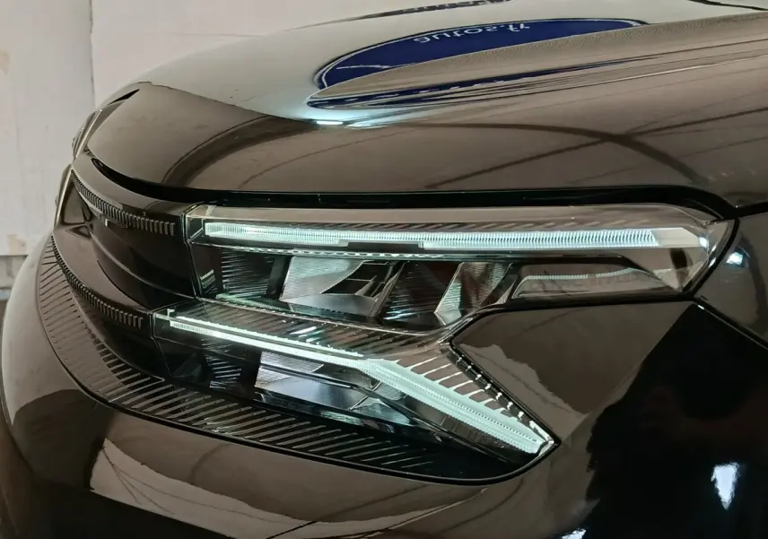 Gros plan sur le phare avant droit LED du Citroën C5 Aircross noir, soulignant ses lignes modernes et anguleuses.