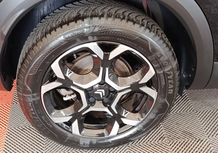 Gros plan sur la roue arrière droite noire d'un Citroën C5 Aircross 2024, mettant en valeur le pneu Goodyear.