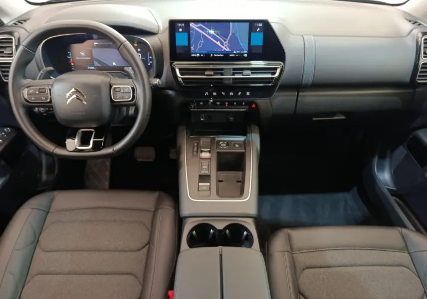 Vue intérieure avant du Citroën C5 Aircross noir 2024, tableau de bord moderne avec écran tactile central et volant cuir.