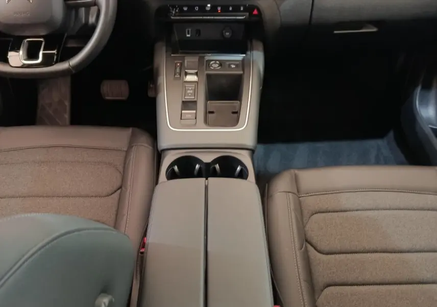 Vue intérieure centrée sur la console et le tableau de bord du Citroën C5 Aircross noir avec écran tactile et volant cuir.