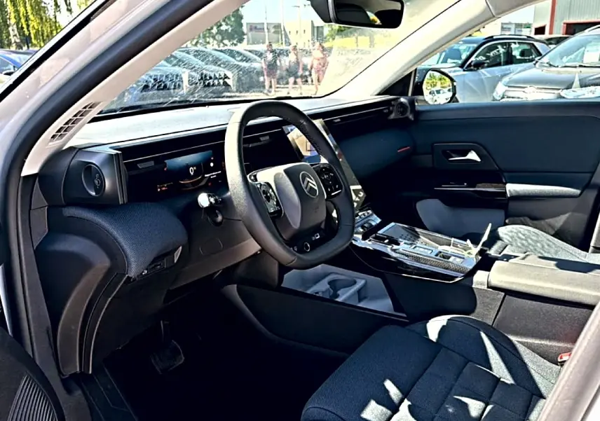 Vue intérieure côté conducteur du Citroën C5 Aircross blanc, avec tableau de bord numérique et volant multifonction.