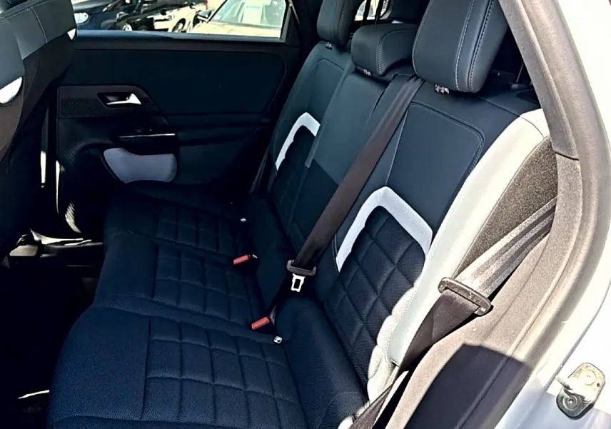 Vue intérieure arrière droite montrant la banquette noire et grise du Citroën C5 Aircross 2026 avec ceinture de sécurité.