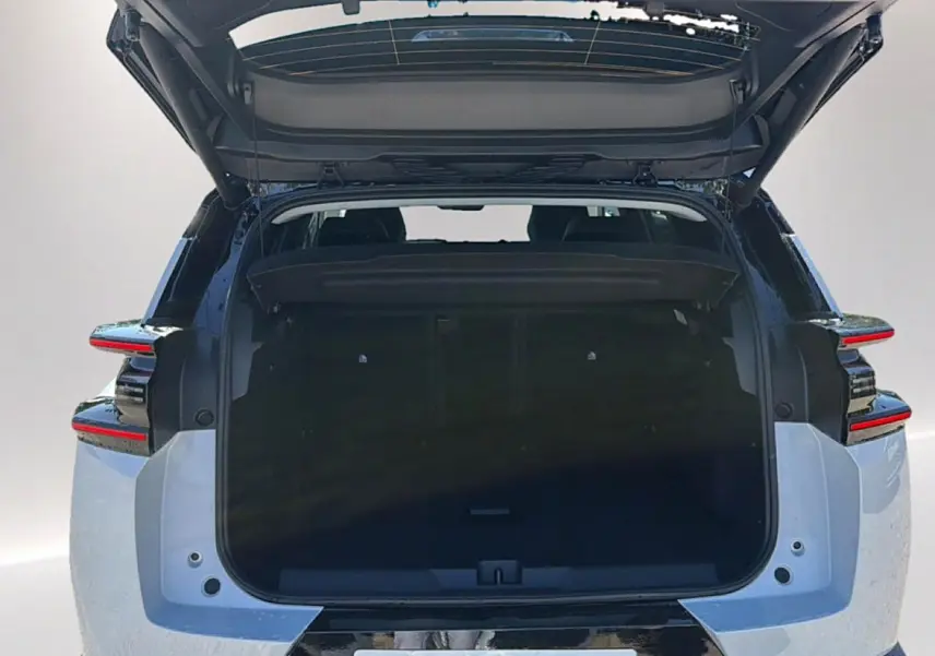Vue arrière du Citroën C5 Aircross hybride 2026 blanc et noir avec coffre ouvert et feux arrière LED visibles.