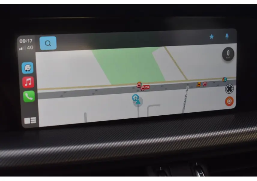 Écran tactile 8,8'' du système Alfa Connect affichant une navigation 3D dans l'habitacle du Stelvio Gris Vesuvio.