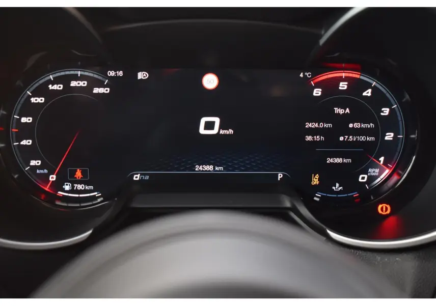 Tableau de bord numérique de l'Alfa Romeo Stelvio 2024 affichant vitesse, compte-tours et informations de conduite.