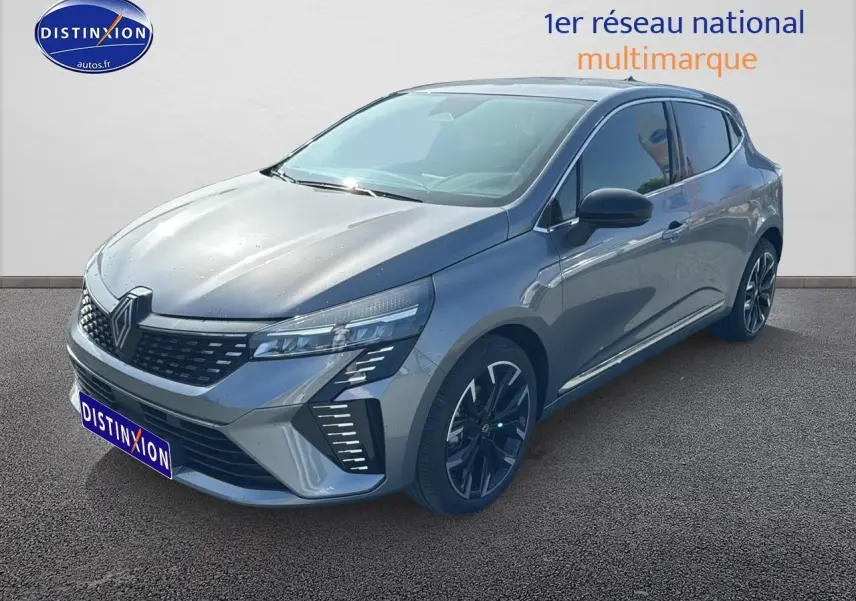 Renault Clio V gris schiste vue 3/4 avant droit avec calandre chromée et jantes alu noires.