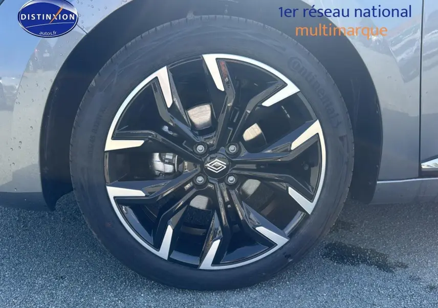 Gros plan sur la jante alu noire et argentée du côté avant droit de la Renault Clio V gris schiste.