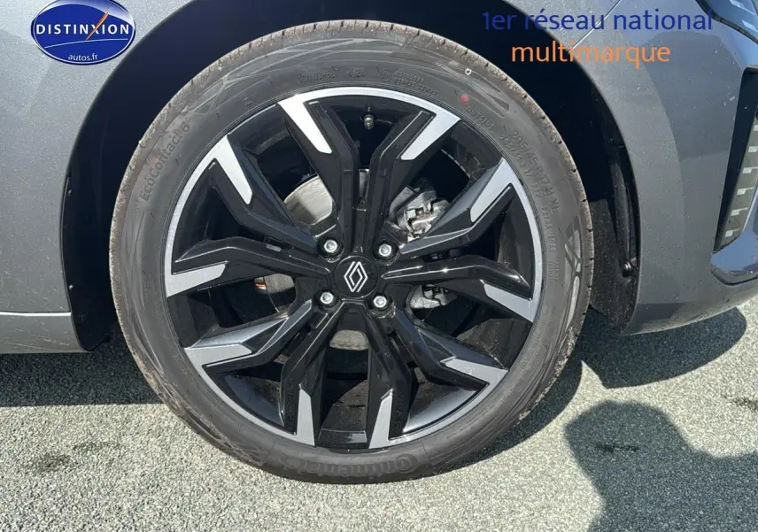 Gros plan sur la roue avant droite de la Renault Clio V gris schiste avec jante alu noire et argentée.