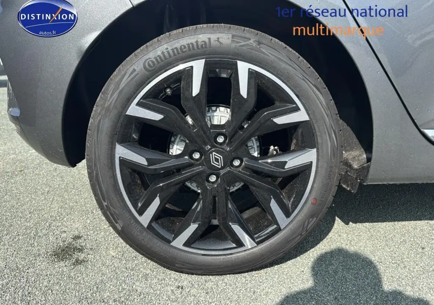 Gros plan sur la roue arrière droite de la Renault Clio V gris schiste avec jante alu noire et grise.