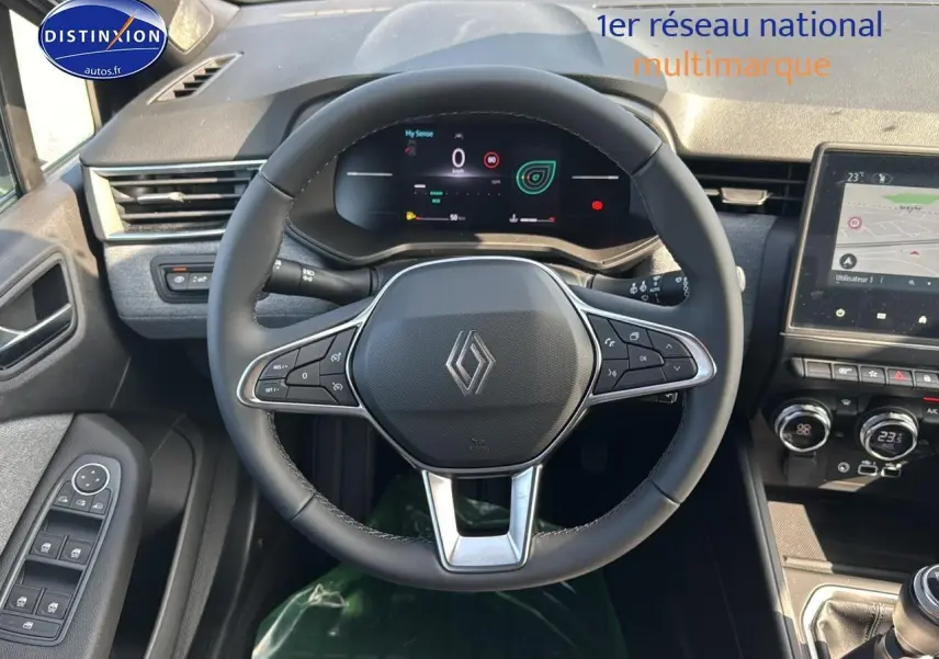 Vue centrée sur le volant multifonction noir de la Renault Clio V 1.0 TCe 90 Techno avec tableau de bord numérique et écran tactile.