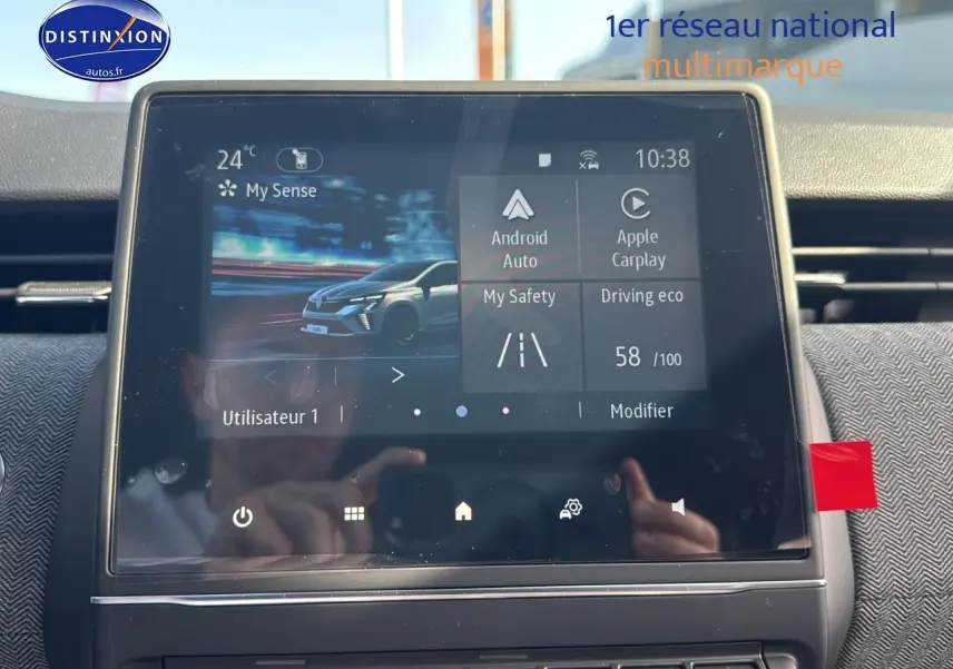 Écran tactile central de la Renault Clio V gris schiste, vue frontale du tableau de bord avec interface connectée.