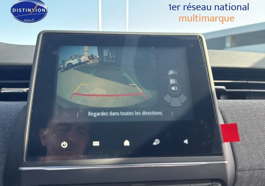 Écran tactile intérieur montrant la caméra de recul d'une Renault Clio V gris schiste, vue de face du tableau de bord.